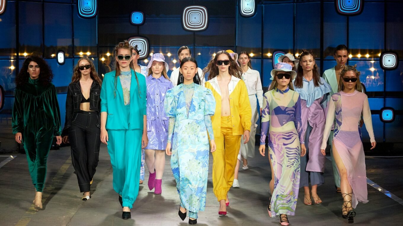 Desfile de mulheres da moda